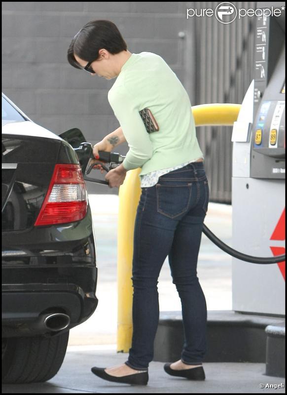 Christina Ricci a profité d'un plein d'essence pour nous montrer sa nouvelle coupe. Le 29/09/09 à Los Angeles.