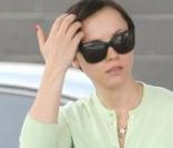 Christina Ricci a profité d'un plein d'essence pour nous montrer sa nouvelle coupe. Le 29/09/09 à Los Angeles.