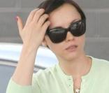 Christina Ricci a profité d'un plein d'essence pour nous montrer sa nouvelle coupe. Le 29/09/09 à Los Angeles.