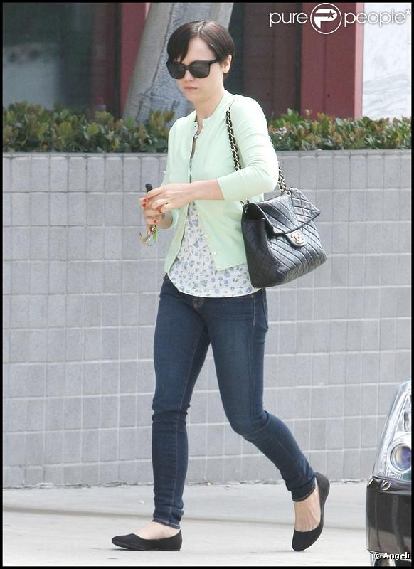 Christina Ricci a profité d'un plein d'essence pour nous montrer sa nouvelle coupe. Le 29/09/09 à Los Angeles.