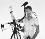 Antoine de Caunes pose nu pour le Secours Populaire