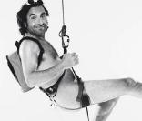 André Manoukian pose nu pour le Secours Populaire