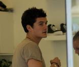 Orlando Bloom en balade à Paris non loin de sa compagne Miranda Kerr au moment de la Fashion Week le 30 septembre 2009