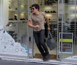 Orlando Bloom en balade à Paris non loin de sa compagne Miranda Kerr au moment de la Fashion Week le 30 septembre 2009