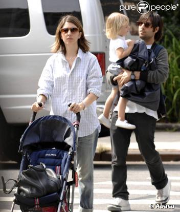 Sofia Coppola, son cousin Jason Schwartzman et la petite Romy se promènent dans Soho le 16 septembre 2009