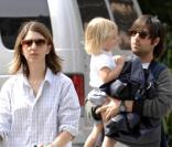 Sofia Coppola, son cousin Jason Schwartzman et la petite Romy se promènent dans Soho le 16 septembre 2009