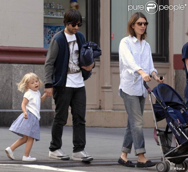 Sofia Coppola, son cousin Jason Schwartzman et la petite Romy se promènent dans Soho le 16 septembre 2009
