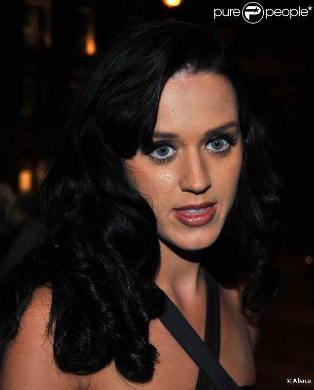 Katy Perry se rend à son hôtel après avoir dîner au restaurant l'Avenue à Paris lors de la Fashion Week le 3 octobre 2009