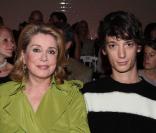 Catherine Deneuve et son petit fils au défilé Jean-Paul Gaultier durant la Fashion Week parisienne le 3 octobre 2009