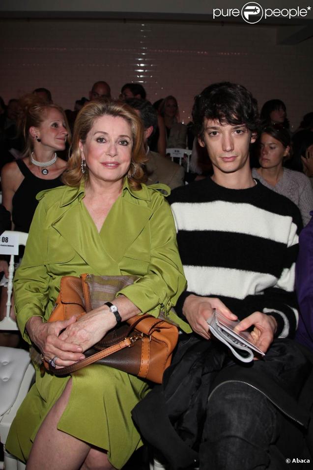 Catherine Deneuve et son petit fils au défilé Jean-Paul Gaultier durant la Fashion Week parisienne le 3 octobre 2009