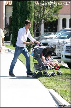 Jerry O'Connell part acheter des couches avec ses deux jumelles à Calabasas en Californie le 5 octobre 2009