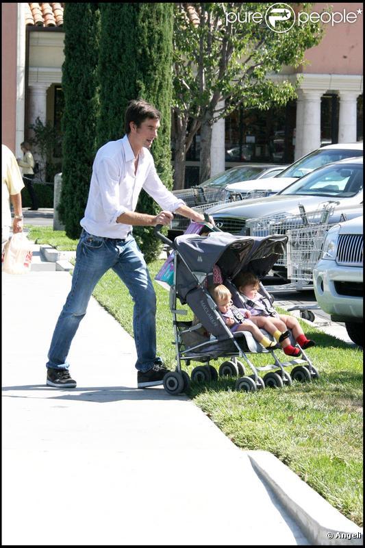 Jerry O'Connell part acheter des couches avec ses deux jumelles à Calabasas en Californie le 5 octobre 2009