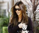 Kate Beckinsale sort de chez le coiffeur avec son petit Woofy à Los Angeles le 6 octobre 2009