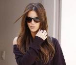 Kate Beckinsale sort de chez le coiffeur avec son petit Woofy à Los Angeles le 6 octobre 2009