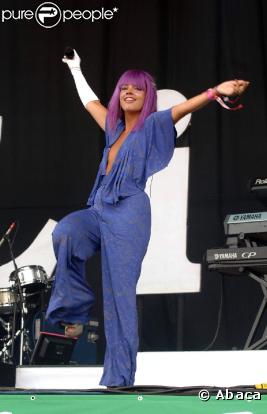 Le 26 juin 2009, Lily Allen montre toute sa folie lors du Festival de Glastonbury. Combinaison bleue tachetée, perruque mauve et gant blanc, la chanteuse enchante son public.