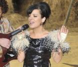 Durant le défilé Chanel, le 6 octobre 2009, Lily Allen a fait un véritable show. Elle a mêlé ses talents de chanteuse et son goût pour la mode pour une prestation inoubliable.