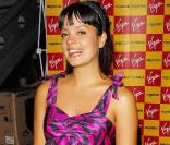 En 2006, Lily Allen est une jeune artiste qui se lance. Ici, au Virgin de Londres, elle est fraîche et pétillante dans sa robe rose et noire zébrée. 