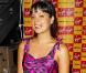 En 2006, Lily Allen est une jeune artiste qui se lance. Ici, au Virgin de Londres, elle est fraîche et pétillante dans sa robe rose et noire zébrée. 