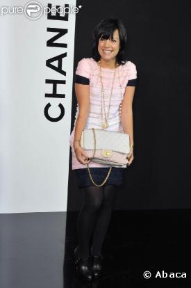 En mars 2009, Lily Allen affiche son attachement à Chanel, lors du défilé parisien.