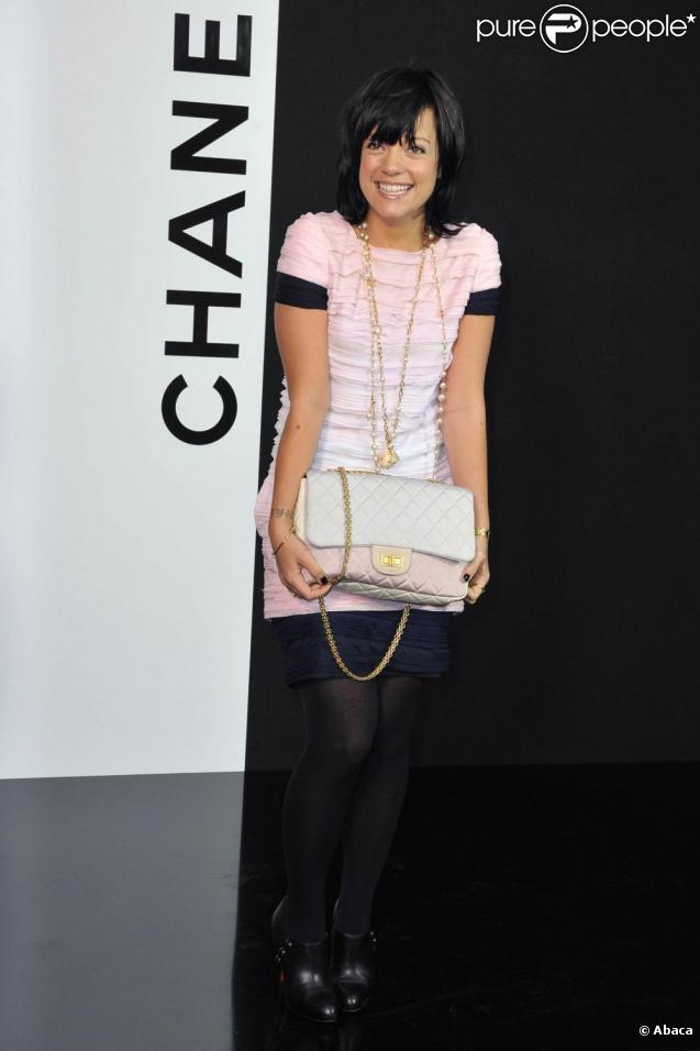 En mars 2009, Lily Allen affiche son attachement à Chanel, lors du défilé parisien. 