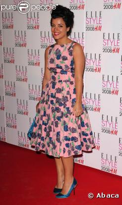 En février 2008, pour la cérémonie des ELLE Style Awards, Lily Allen est particulièrement apprêtée. Robe rose fleurie et escarpins bleu canard, la chanteuse est ravissante.
