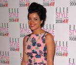 En février 2008, pour la cérémonie des ELLE Style Awards, Lily Allen est particulièrement apprêtée. Robe rose fleurie et escarpins bleu canard, la chanteuse est ravissante. 