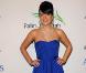 En  novembre 2008, à Dubai, Lily est éblouissante dans une longue robe bleu électrique qui met magnifiquement son corps en valeur. 