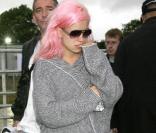 Seul souci : en quelques jours, le rose se ternit. Peu importe pour Lily qui l'associe désormais à des couleurs plus claires comme ce grand gilet gris, pour assister au festival de Glastonbury. 