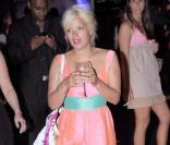 Au VIP Room de Cannes, en mai 2008, Lily Allen a décidé de jouer la carte du flashy et n'a peur de rien. Robe saumon satinée et ruban vert complètent son nouveau blond. 