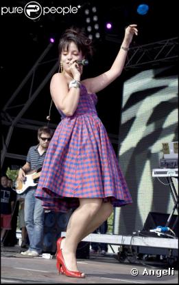 Sur scène, Lily privilégie les tenues vives et colorées. Pour ses concerts londoniens en août 2006, elle a opté pour une petite robe vichy rouge et bleue.