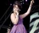 Sur scène, Lily privilégie les tenues vives et colorées. Pour ses concerts londoniens en août 2006, elle a opté pour une petite robe vichy rouge et bleue. 