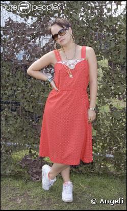 Début de carrière, certes, mais Lily cherche encore un peu son style. En 2006, elle est adepte des robes +  baskets.