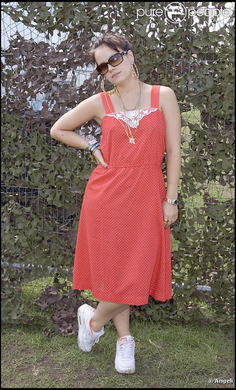  Début de carrière, certes, mais Lily cherche encore un peu son style. En 2006, elle est adepte des robes +  baskets. 