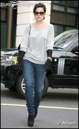 A Londres, le 7 septembre 2009, Lily Allen est au top de son look. Pull gris, gants longs noirs, jean slim et bijoux, la chanteuse a tout de la femme Chanel : chic et branchée.
