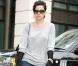 A Londres, le 7 septembre 2009, Lily Allen est au top de son look. Pull gris, gants longs noirs, jean slim et bijoux, la chanteuse a tout de la femme Chanel : chic et branchée. 