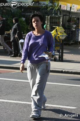 Mais Lily Allen, c'est aussi ça. Capable du meilleur comme du pire, elle sait se moquer des conventions pour privilégier le confort.