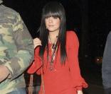 En février 2009, Lily Allen s'apprête à se rendre à la soirée des Pré Bafta à Londres. Tunique rouge sur collants opaques, elle a jeté ses baskets pour adopter les low boots. 