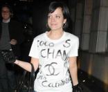 Un amour tellement débordant que Lily affiche sa passion pour Chanel sur son tee-shirt. 