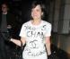 Un amour tellement débordant que Lily affiche sa passion pour Chanel sur son tee-shirt. 
