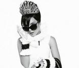 Lily Allen est la nouvelle égérie Chanel. Spontanée et pleine de fantaises, elle représente le nouveau sac Coco Cocoon. 