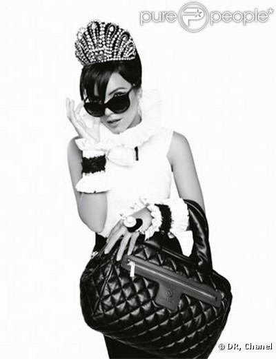 Lily Allen est la nouvelle égérie Chanel. Spontanée et pleine de fantaises, elle représente le nouveau sac Coco Cocoon. 
