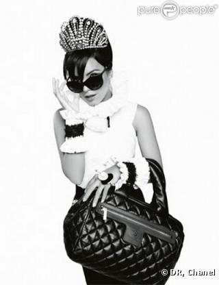 Lily Allen est la nouvelle égérie Chanel. Spontanée et pleine de fantaises, elle représente le nouveau sac Coco Cocoon. 