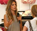 La belle Alessandra Ambrosio, dans la boutique Victoria's Secret de South Beach, à Miami, le 8 octobre 2009 !