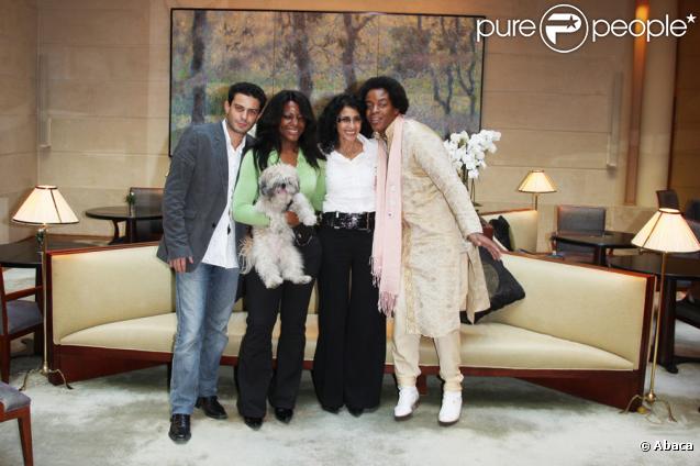 Miss Dominique, Gregory Bakian, Deborah et Bertand  lors de la conférence de presse de l'association Faire Face à Paris le 22 septembre 2009