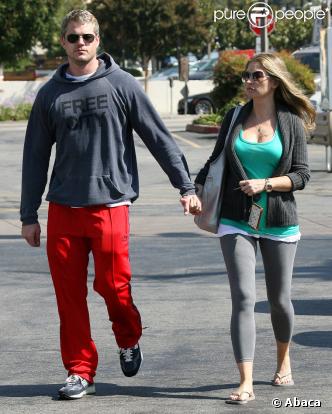 Eric Dane et Rebecca Gayheart - très enceinte - se promènent main dans la main dans les rues de Los Angeles le 10 octobre 2009