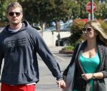 Eric Dane et Rebecca Gayheart - très enceinte - se promènent main dans la main dans les rues de Los Angeles le 10 octobre 2009