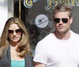 Eric Dane et Rebecca Gayheart - très enceinte - se promènent main dans la main dans les rues de Los Angeles le 10 octobre 2009