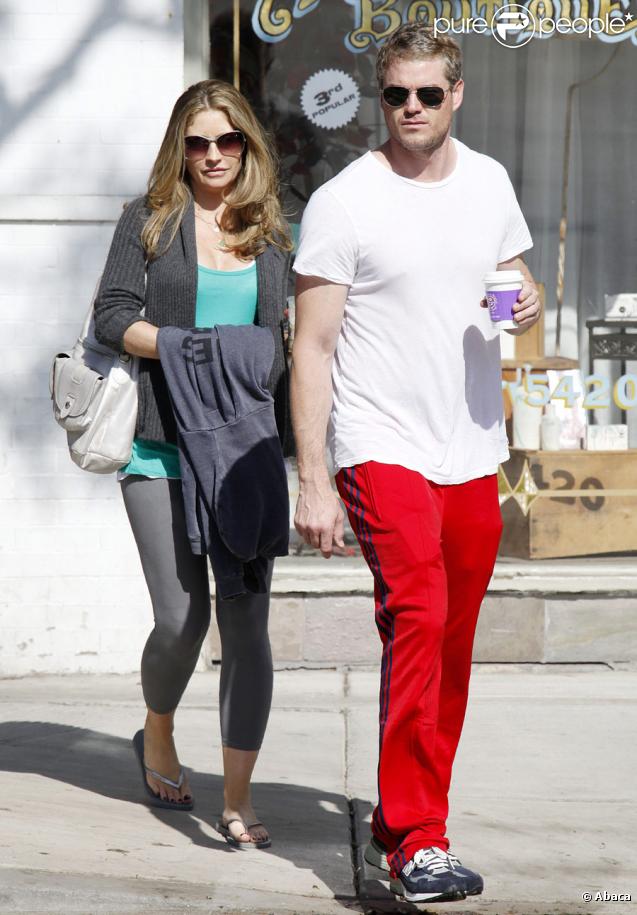 Eric Dane et Rebecca Gayheart - très enceinte - se promènent main dans la main dans les rues de Los Angeles le 10 octobre 2009