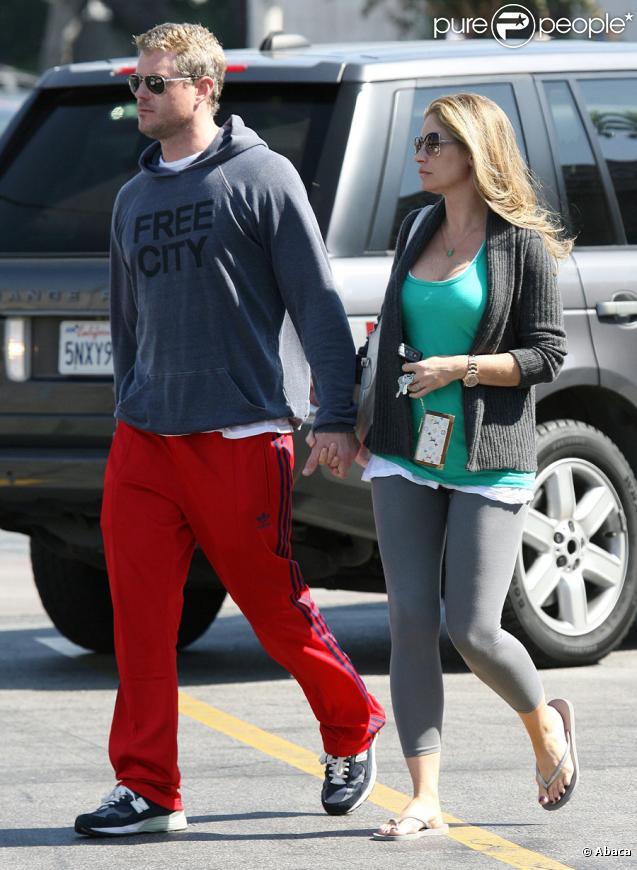 Eric Dane et Rebecca Gayheart - très enceinte - se promènent main dans la main dans les rues de Los Angeles le 10 octobre 2009