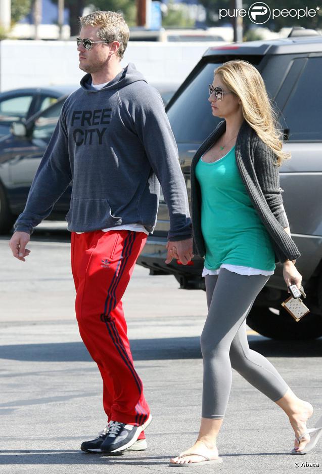 Eric Dane et Rebecca Gayheart - très enceinte - se promènent main dans la main dans les rues de Los Angeles le 10 octobre 2009
